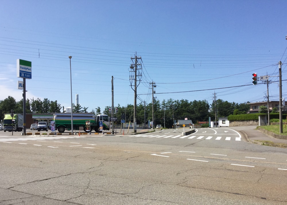 新保交差点・ファミリーマート